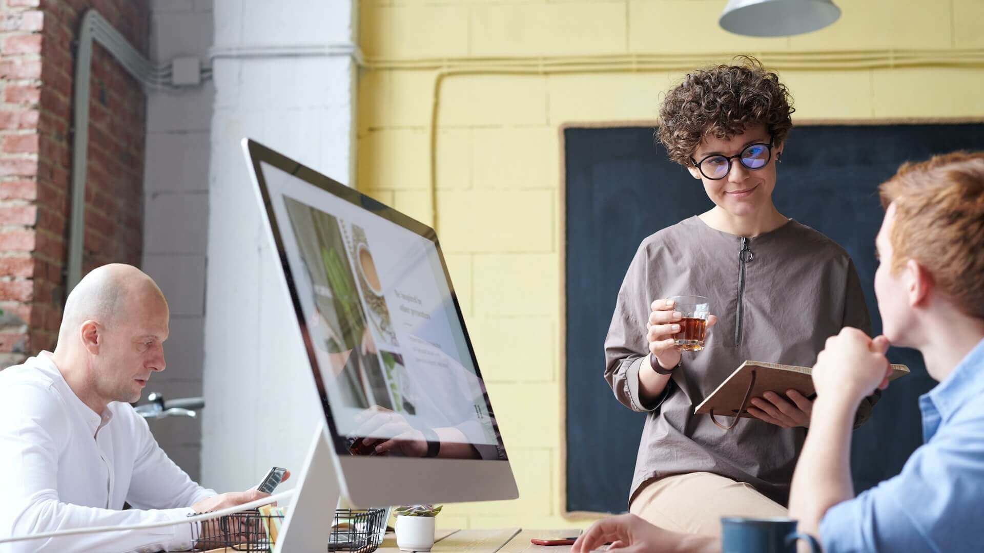 Equipe trabalhando em tecnologia e software de gestão
